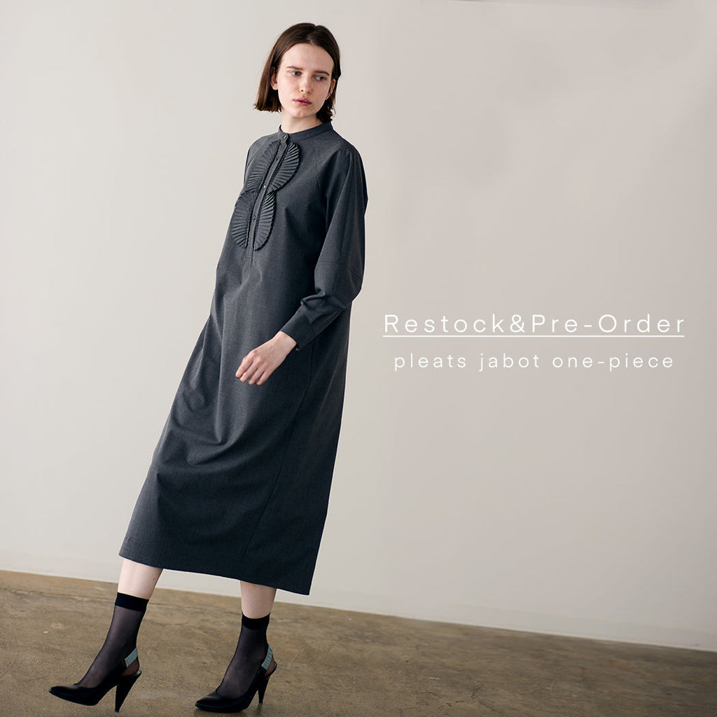 【再入荷予約スタート】pleats jabot one-piece〈チャコール〉予約受付中