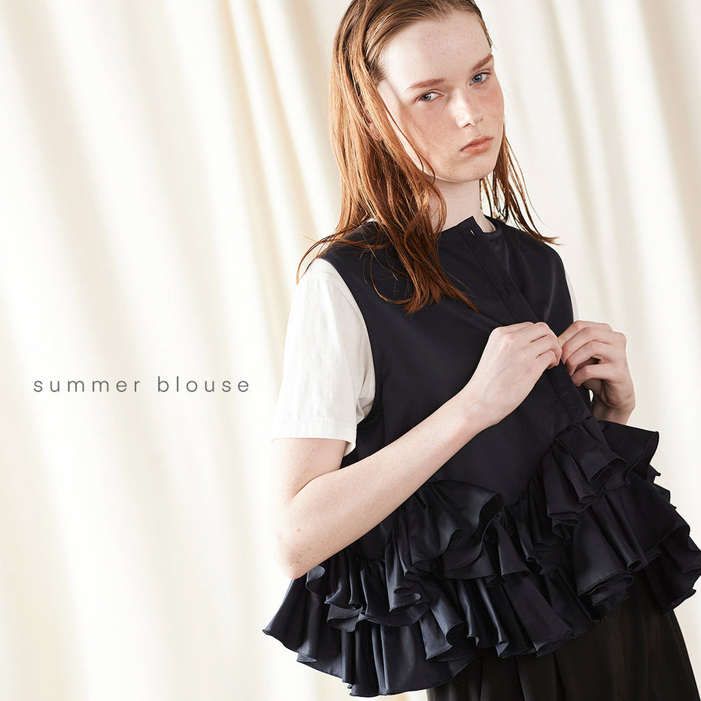 初夏をドラマティックに彩る オン・オフ着回せる華やぎブラウス