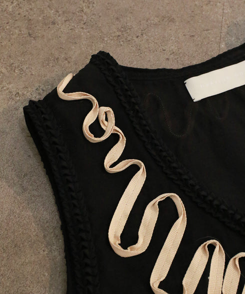 【SOI-MeME】code embroidery diamond tuck vest