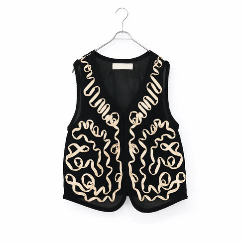 【SOI-MeME】code embroidery diamond tuck vest