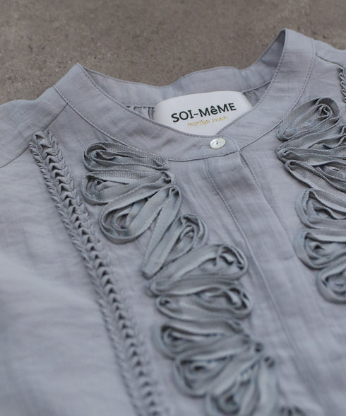 【SOI-MeME】code embroidery diamond tuck blouse
