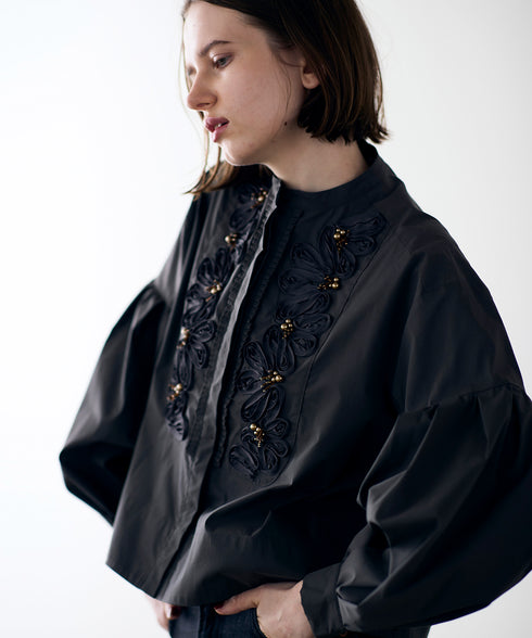 【SOI-MeME】code embroidery pearl blouse