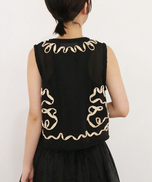 【SOI-MeME】code embroidery diamond tuck vest